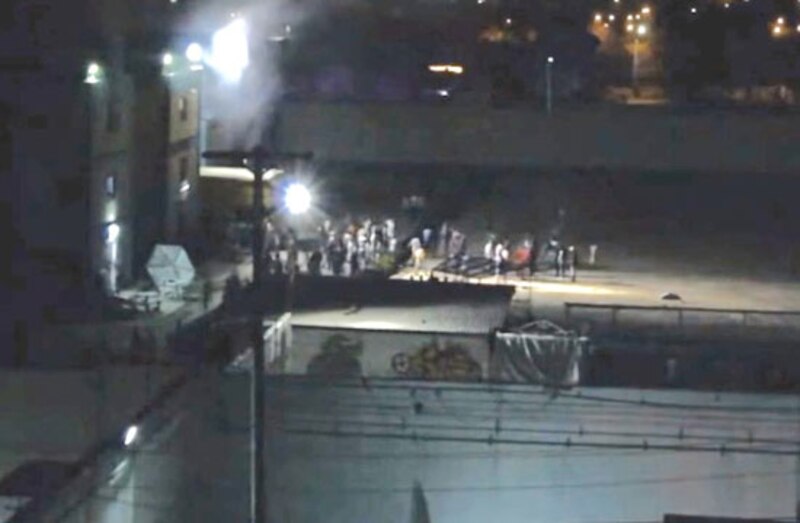 Multitud de personas en una fiesta en la azotea de un edificio.