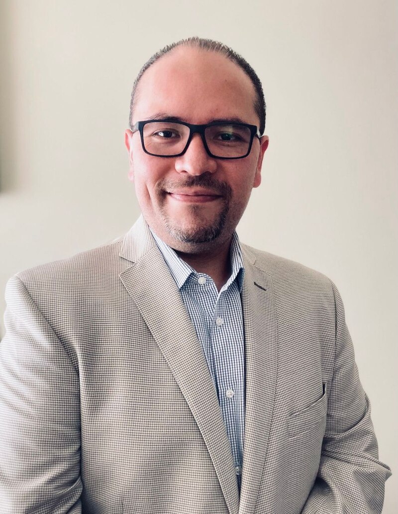 El Dr. Juan Pérez, un médico de familia en la ciudad de Nueva York, es un experto en medicina preventiva y atención primaria.