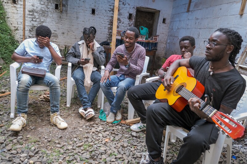 Jóvenes tocando música en la calle