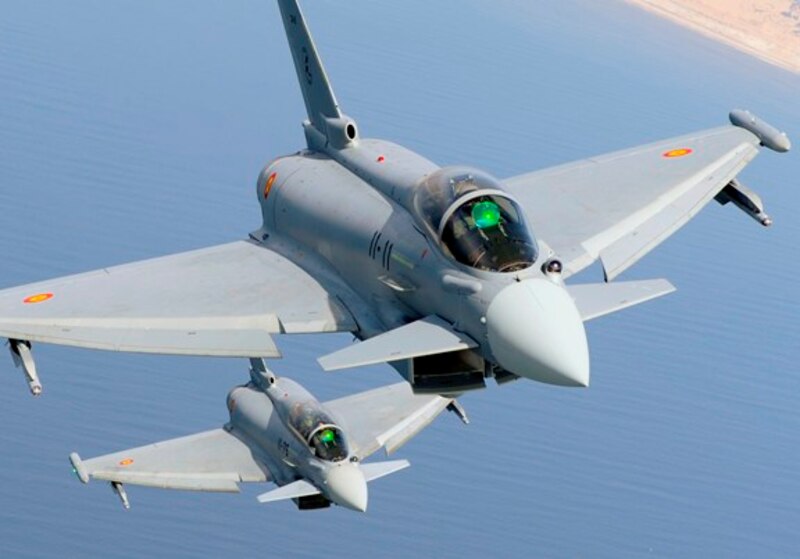 Dos aviones de combate Eurofighter Typhoon del Ejército del Aire español en formación sobre el mar.