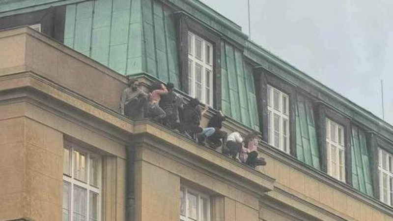 Estudiantes en el tejado de la universidad