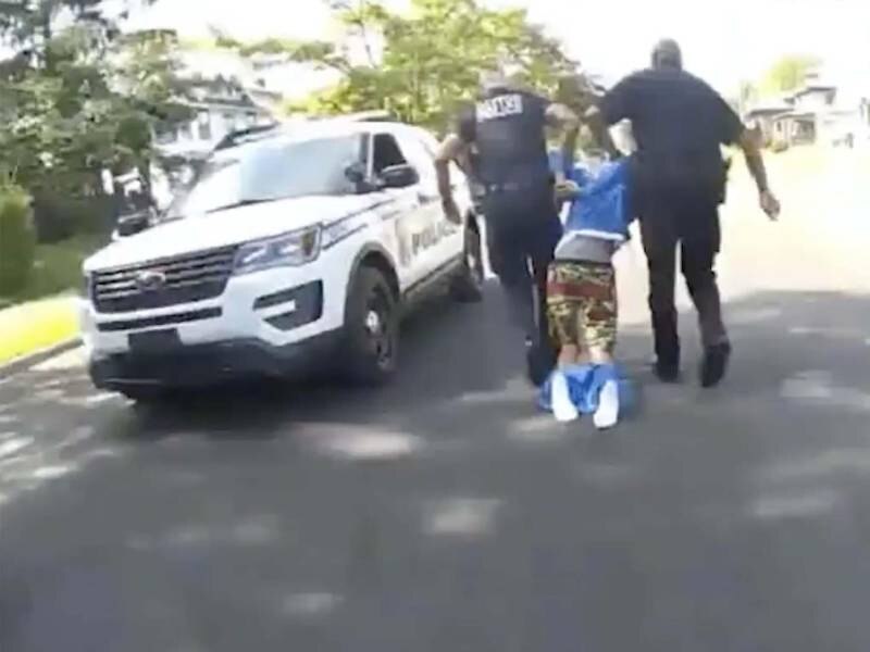 Policía detiene a un hombre negro en la calle