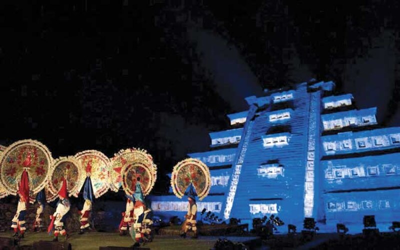Danza tradicional mexicana frente a la pirámide de Chichén Itzá