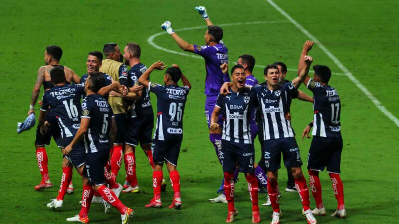 Jugadores de fútbol celebrando un gol