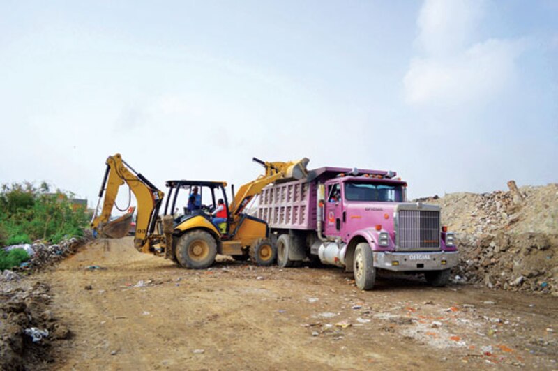 Excavadora cargando un camión de volteo
