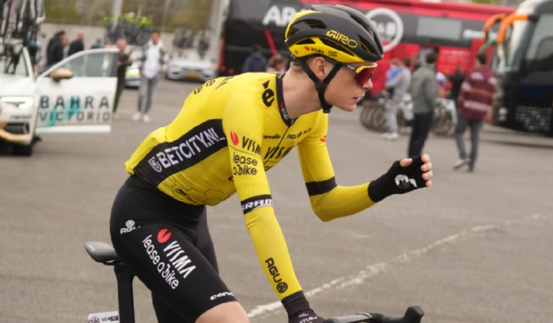 El ciclista belga Wout van Aert celebra su victoria en la Amstel Gold Race 2021.