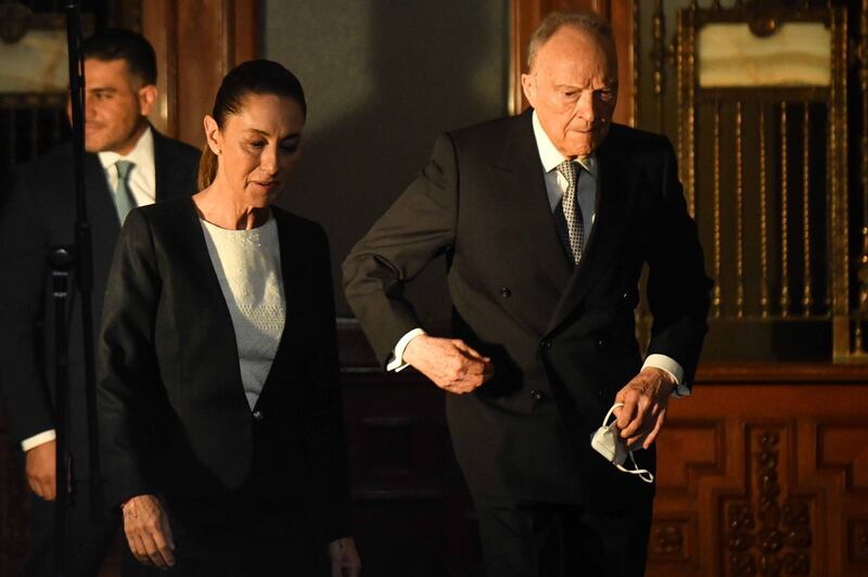 Claudia Sheinbaum, presidenta de México, y Alejandro Gertz Manero, fiscal general de la República, durante su llegada a la conferencia matutina realizada en Palacio Nacional.