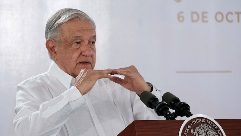 El presidente Andrés Manuel López Obrador habla durante una conferencia de prensa en Palacio Nacional.