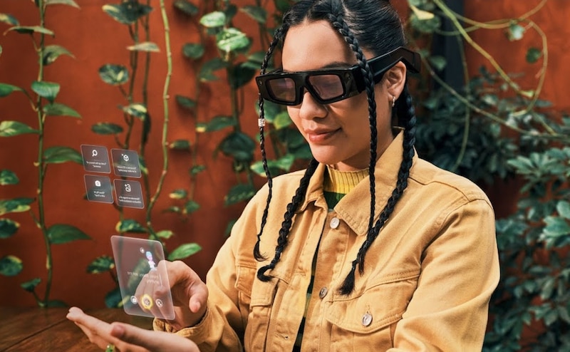 Mujer utilizando los lentes Specs de Snap