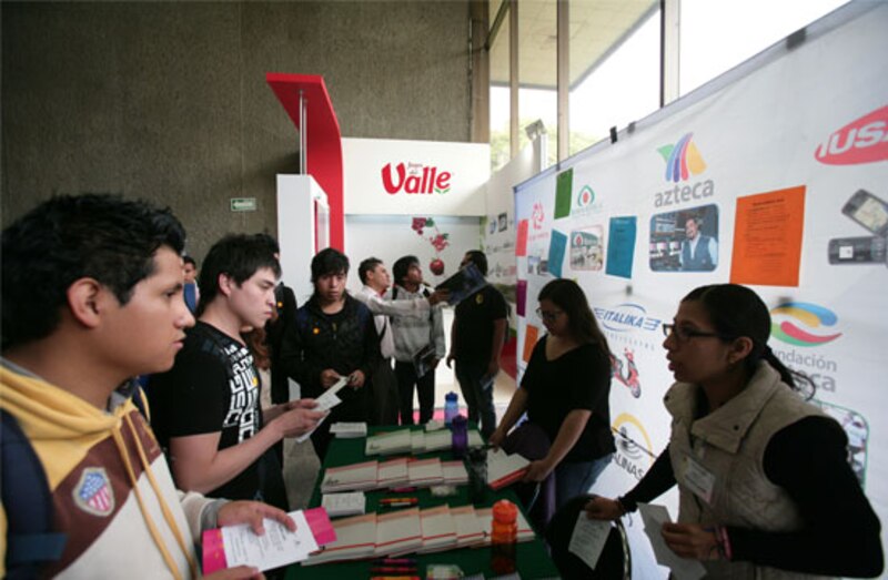 Estudiantes universitarios en una feria de carreras