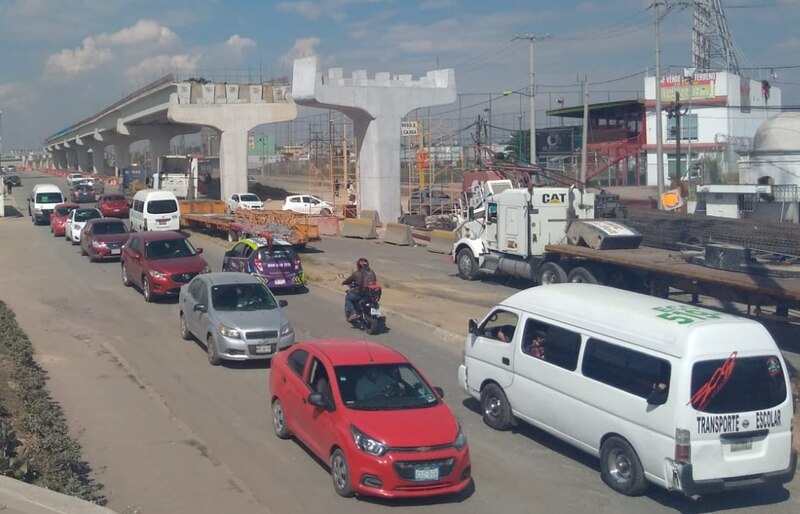Tráfico vehicular en una carretera en construcción
