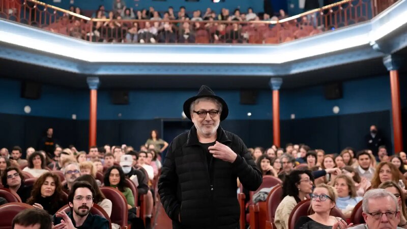El director de cine Pedro Almodóvar recibe un premio en un festival de cine.