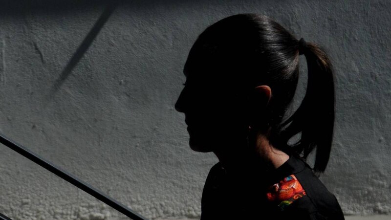 La mujer en la sombra