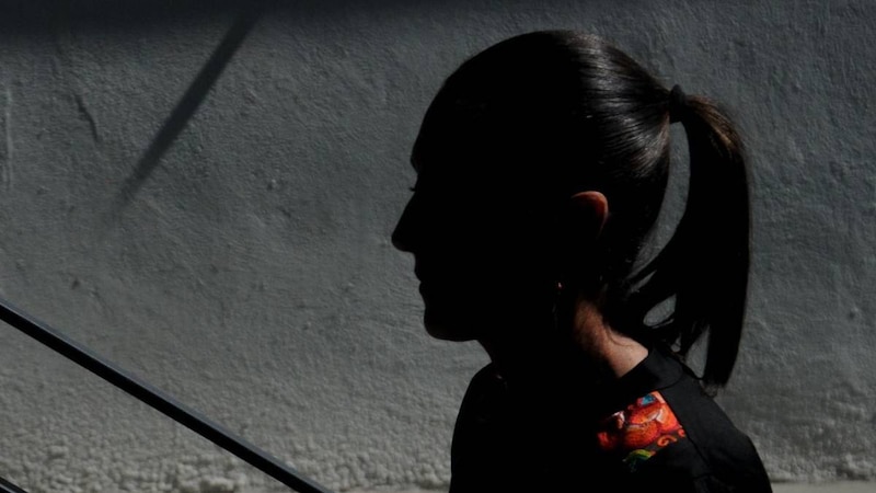 La mujer en la sombra