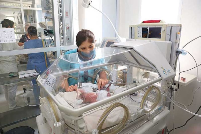 Bebé prematuro en la incubadora