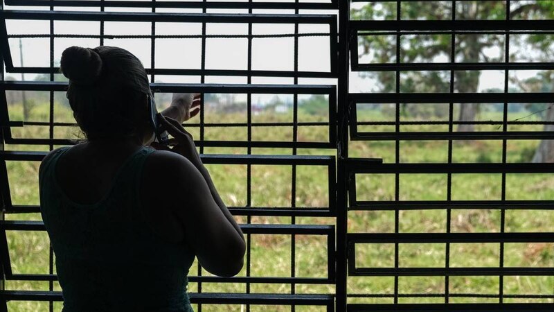 Mujer venezolana tras las rejas