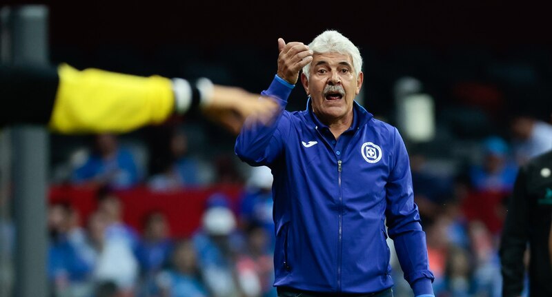 El entrenador de fútbol da instrucciones a sus jugadores