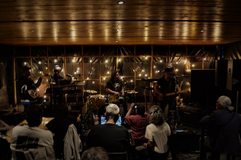Banda de música tocando en vivo
