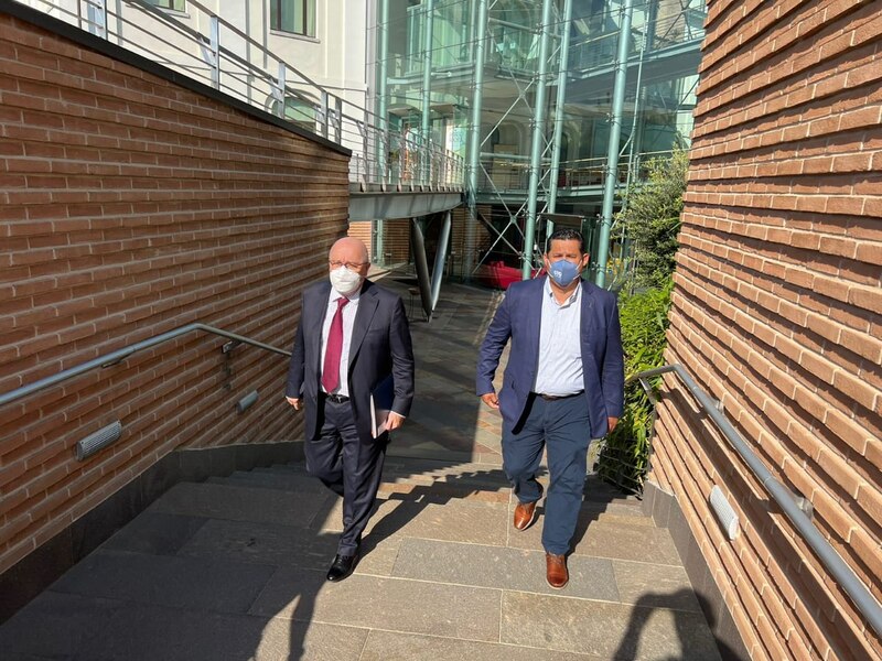 Dos hombres caminan por una calle en España