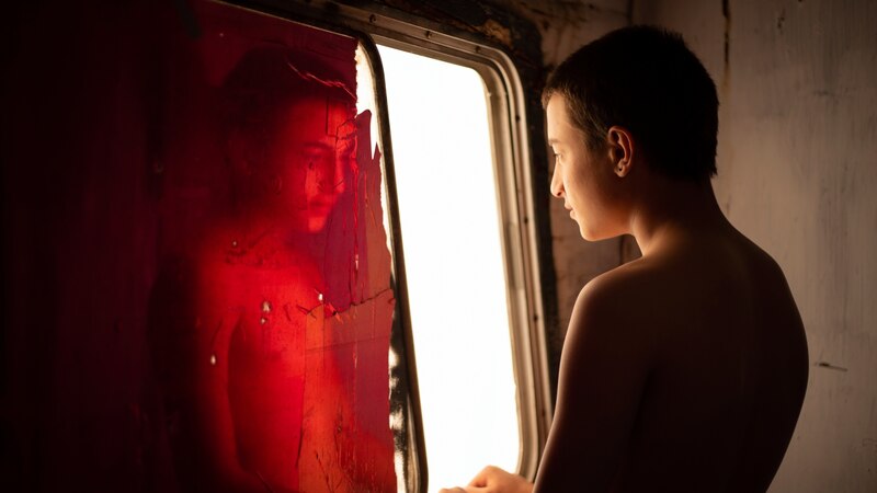 Niño mirando por la ventana