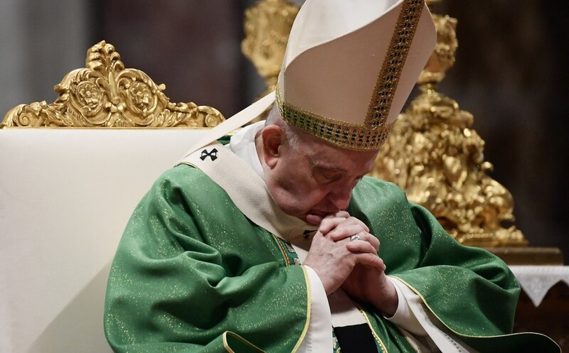 El Papa Francisco reza por la paz en el mundo