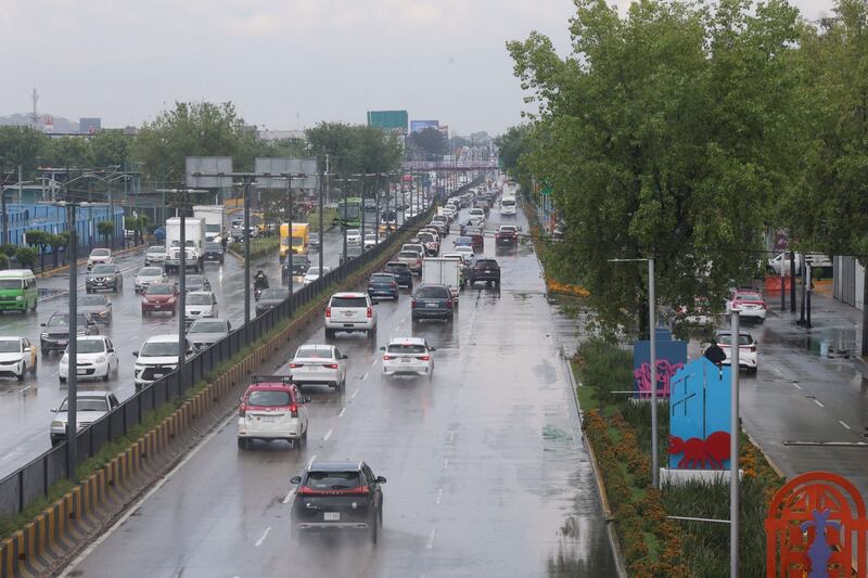 Encharcamientos en el circuito interior frente al aeropuerto Benito Juárez dejaron autos luego de las constantes precipitaciones registradas esta mañana.