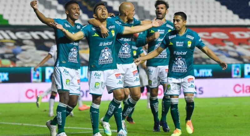 Jugadores de fútbol celebrando un gol