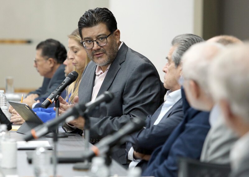 El alcalde de Miami, Francis Suárez, habla en una conferencia de prensa.