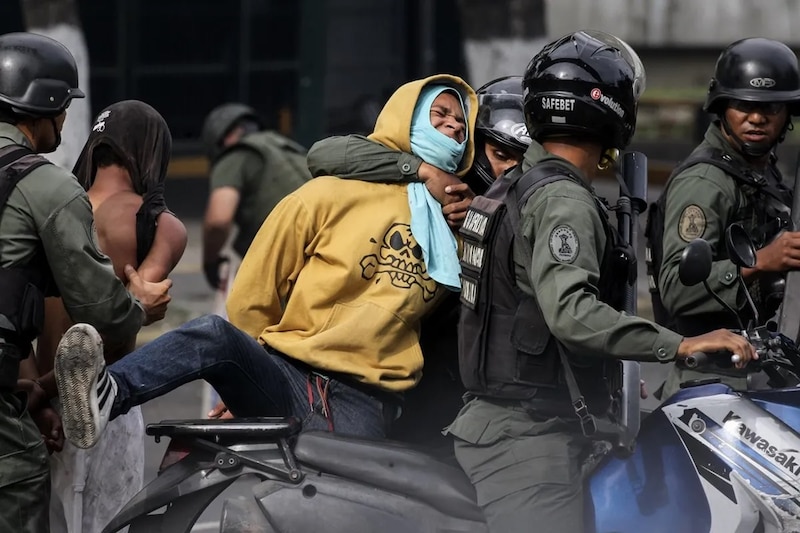 Posible título: Enfrentamientos entre manifestantes y policías en Caracas