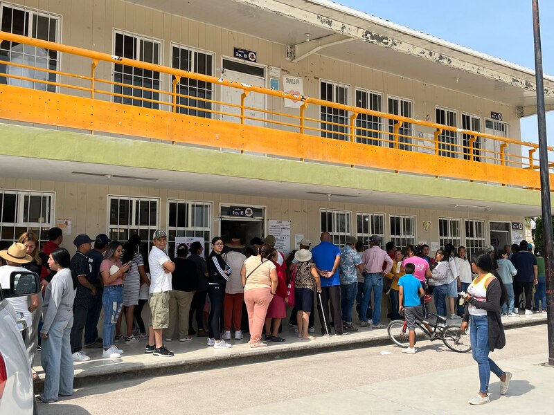 Larga fila de personas esperando para votar