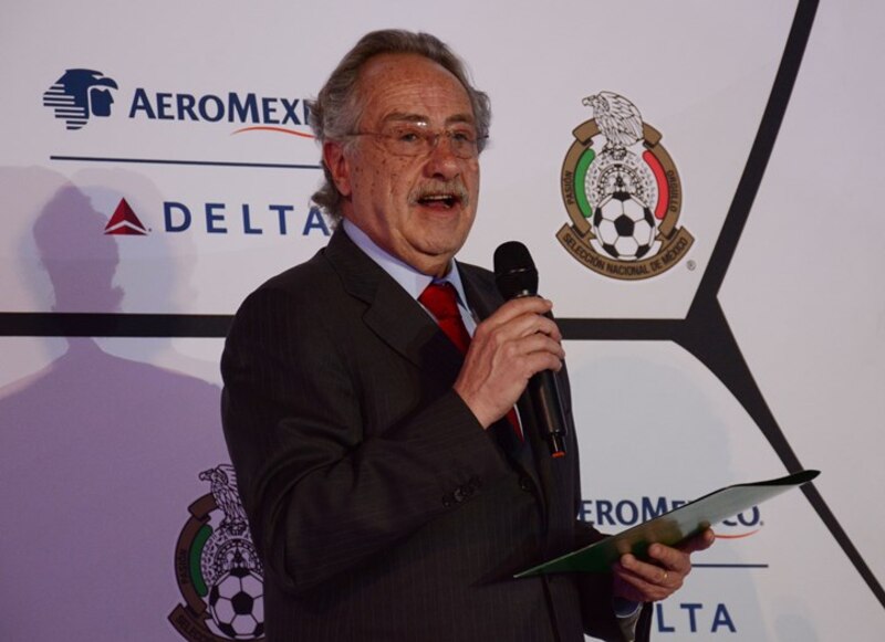 El presidente de Aeroméxico, Andrés Conesa, habla en un evento.