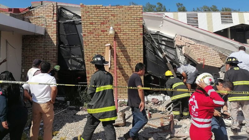 Rescatistas buscan sobrevivientes entre los escombros de un edificio colapsado