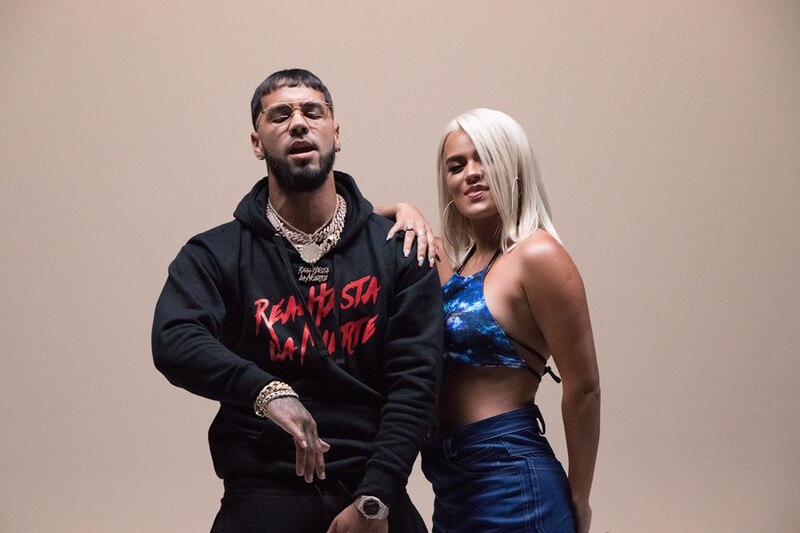Karol G y Anuel AA juntos en el estudio de grabación