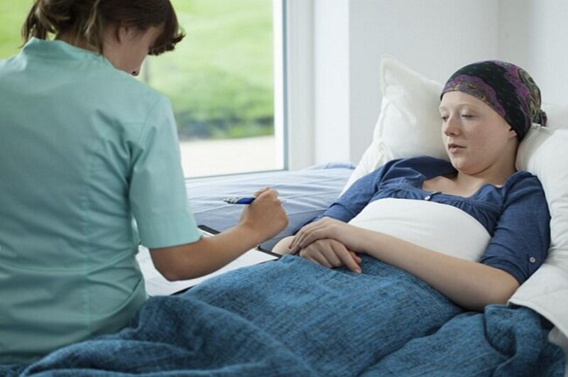 Paciente de cáncer recibiendo tratamiento en el hospital