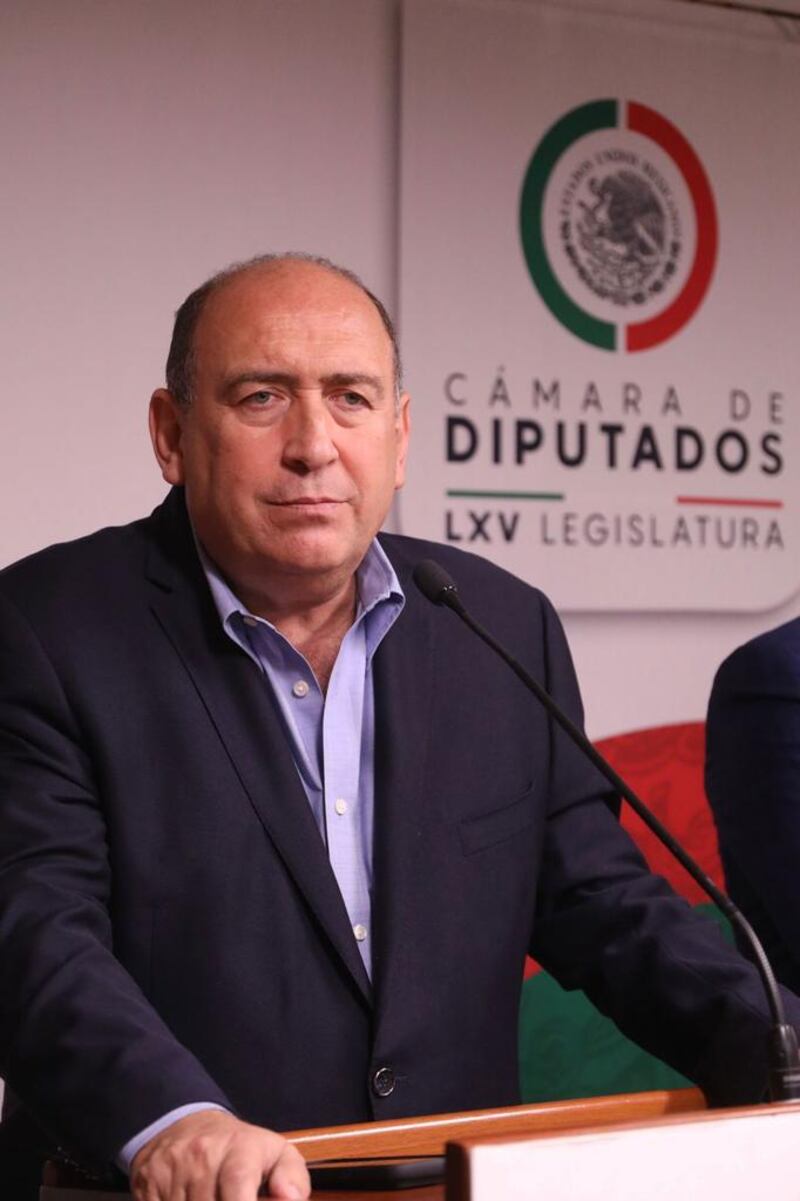Diputado mexicano da un discurso en la Cámara de Diputados
