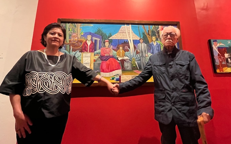El artista plástico Arturo García Bustos y la escritora Elena Poniatowska durante la inauguración de la exposición "Frida Kahlo: A través del lente de Nickolas Muray" en el Museo de Arte Moderno de la Ciudad de México.