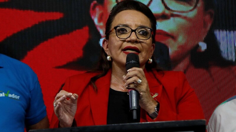 La presidenta de Honduras, Xiomara Castro, da un discurso durante un evento público.