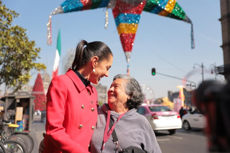 La mujer en rojo abraza a su abuela