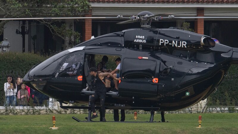 Neymar Jr. llega a Brasil en helicóptero