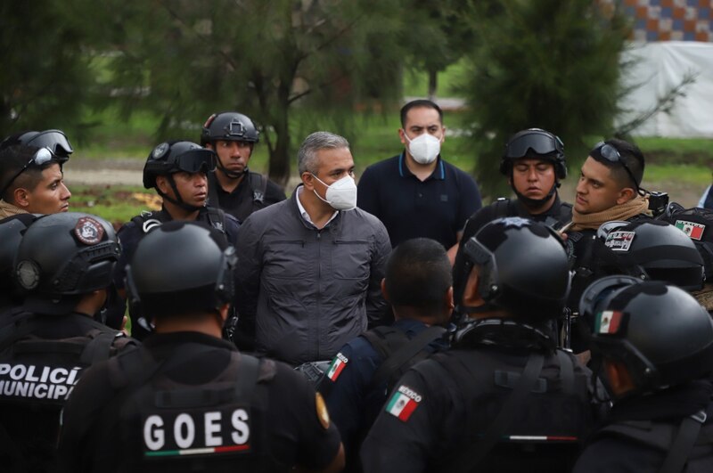 El gobernador de Nuevo León, Samuel García, dialoga con policías estatales y municipales