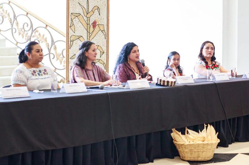 Mujeres indígenas en una conferencia