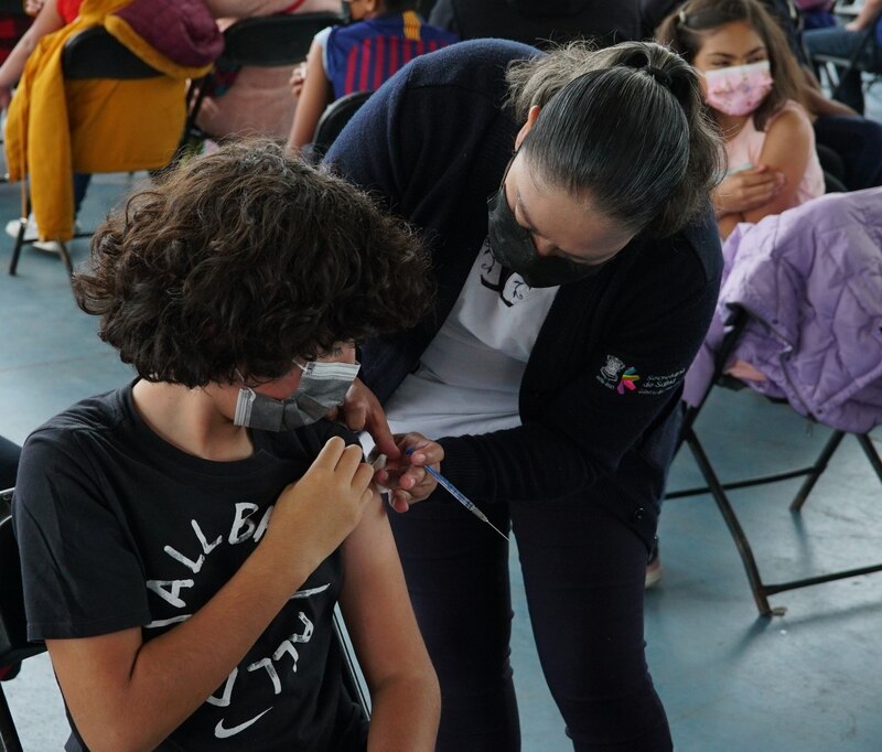 Niño recibe la vacuna contra el COVID-19