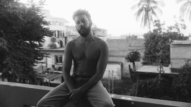 Retrato de un hombre joven en blanco y negro