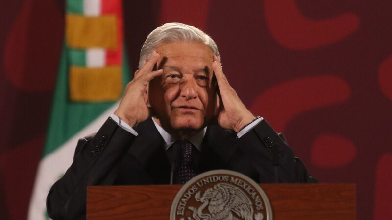 El presidente López Obrador se muestra preocupado durante una conferencia de prensa.