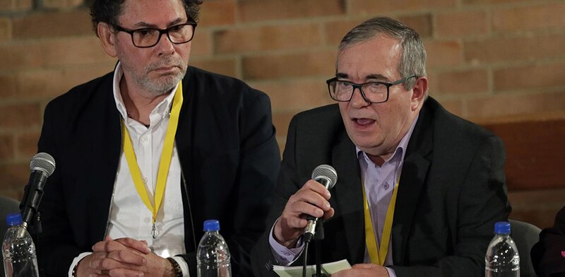 Políticos hablando en un evento