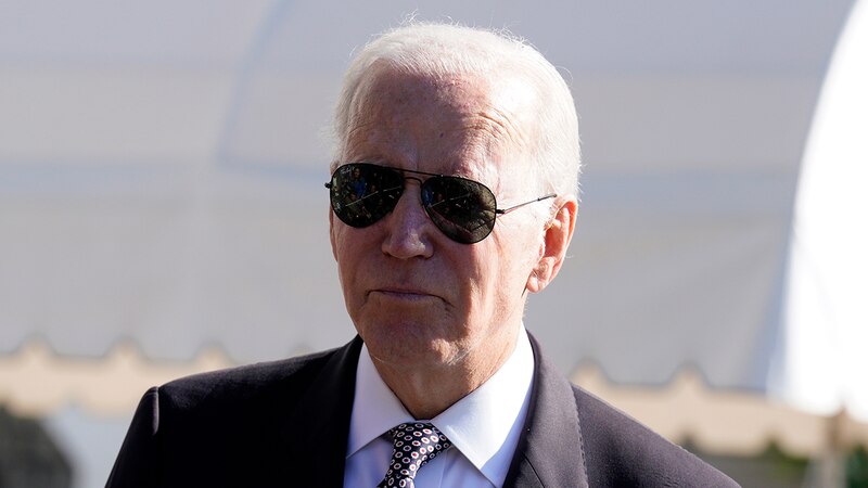El presidente Biden luce gafas de sol y un traje azul marino