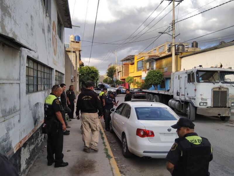 Policía detiene a un automovilista en la calle