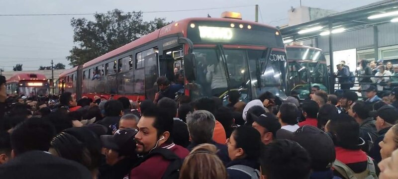 Autobús público abarrotado en la Ciudad de México