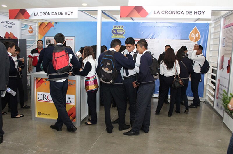 Estudiantes en una feria de ciencias