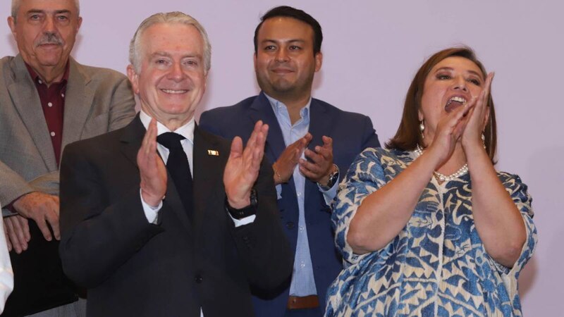 AMLO y Sheinbaum aplauden en un evento público